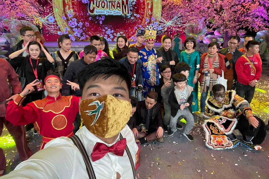 Diễn viên Trung Ruồi đăng ảnh hậu trường trong buổi ghi hình Táo Quân đặc biệt khi không có khán giả.