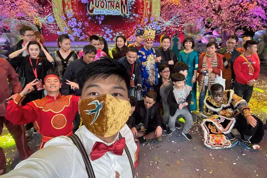 Diễn viên Trung Ruồi đăng ảnh hậu trường trong buổi ghi hình Táo Quân đặc biệt khi không có khán giả.