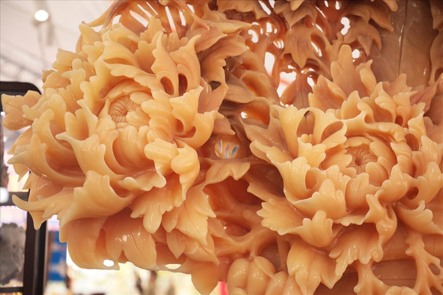 Chủ nhân giỏ hoa Tết này cho biết, giỏ hoa này được tạo nên từ một viên ngọc quý, nguyên khối nặng 8 tấn có nguồn gốc từ Iran. Giỏ hoa này được làm trong 3 tháng với 6 tay thợ lành nghề.