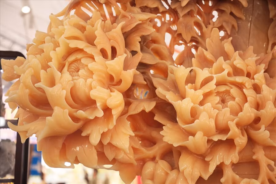 Chủ nhân giỏ hoa Tết này cho biết, giỏ hoa này được tạo nên từ một viên ngọc quý, nguyên khối nặng 8 tấn có nguồn gốc từ Iran. Giỏ hoa này được làm trong 3 tháng với 6 tay thợ lành nghề.