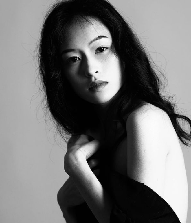 Đặc biệt, người mẫu sinh năm 1999 có đôi mắt trong veo để lại ấn tượng mạnh. Theo Sina, Minh Hà trong một số góc ảnh lại có dáng vẻ rất giống mỹ nhân Hồng Kông thập niên 80 ẢNH: INSTAGRAM NV