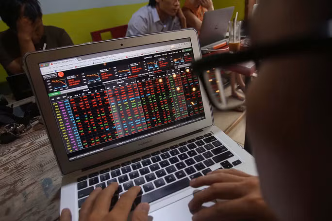 Giới đầu tư lo lắng với đà giảm quá nhanh của thị trường chứng khoán trong nước. Ảnh: Hoàng Triều