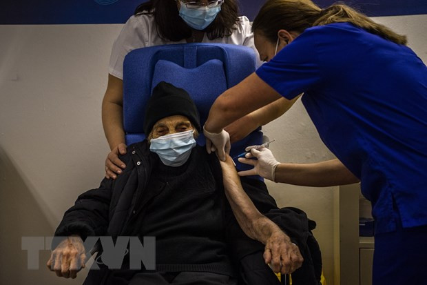 Tiêm vắcxin phòng COVID-19 cho người cao tuổi tại Athens, Hy Lạp, ngày 16/1/2021. (Ảnh: AFP/TTXVN)