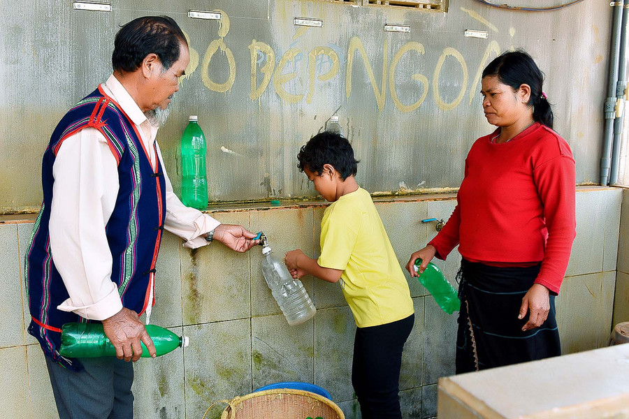 8.Già làng Tip vận động các hộ gia đình trong làng sử dụng nước sạch để bảo vệ sức khỏe, phòng chống bệnh tật.