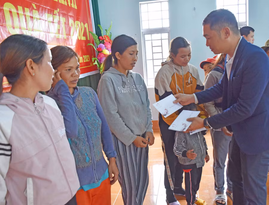 Ông Nguyễn Tuấn-Giám đốc Showroom Vinfast Gia Lai (Tập đoàn Vingroup) tặng quà cho các hộ nghèo ở huyện Kbang. Ảnh: Hà Phương Ông Nguyễn Tuấn-Giám đốc Showroom Vinfast Gia Lai (Tập đoàn Vingroup) tặng quà cho các hộ nghèo ở huyện Kbang. Ảnh: Hà Phương