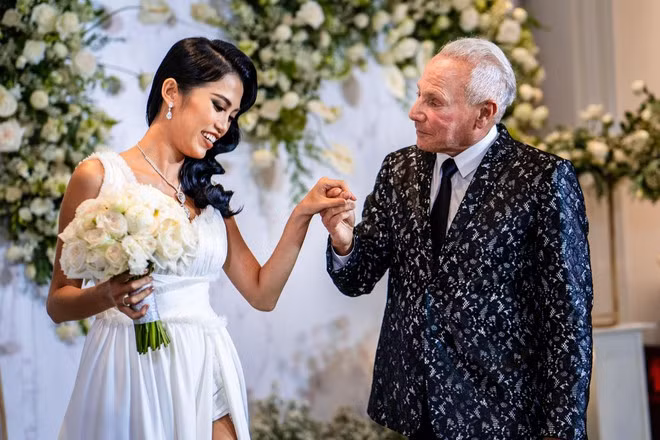 Cổ Ngân và bạn trai đính hôn tại khách sạn 6 sao - Ảnh: NVCC