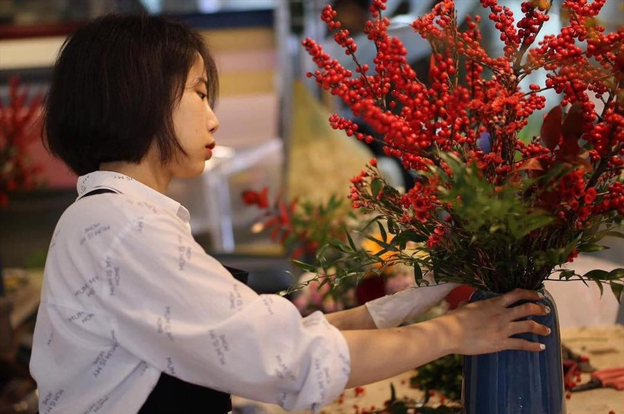 Hiện tại những người mua Đào đông đỏ sớm thường là để biếu tặng. Ảnh L.T