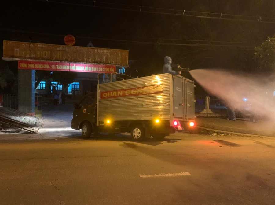 Quân đoàn 3 phun thuốc khử trùng tại khu cách ly của Thị Đội.Ảnh.Vũ Chi (1)