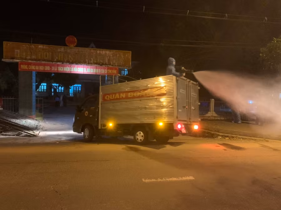 Quân đoàn 3 phun thuốc khử trùng tại khu cách ly của Thị Đội.Ảnh.Vũ Chi (1)