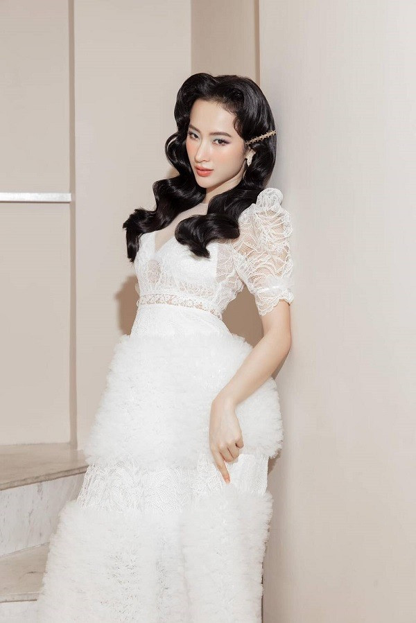 Angela Phương Trinh chọn cho mình kiểu tóc uốn lọn cùng tone trang điểm trong trẻo, đánh mắt tông xanh đậm chất cổ điển như những quý cô thành đạt.