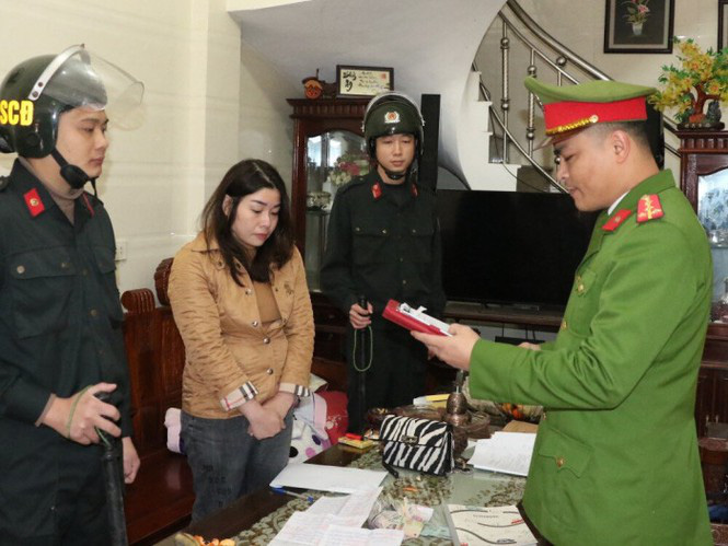 Công an tiến hành bắt giữ đối tượng Đặng Thị Vân Anh. Ảnh: Tiền Phong Công an tiến hành bắt giữ đối tượng Đặng Thị Vân Anh. Ảnh: Tiền Phong