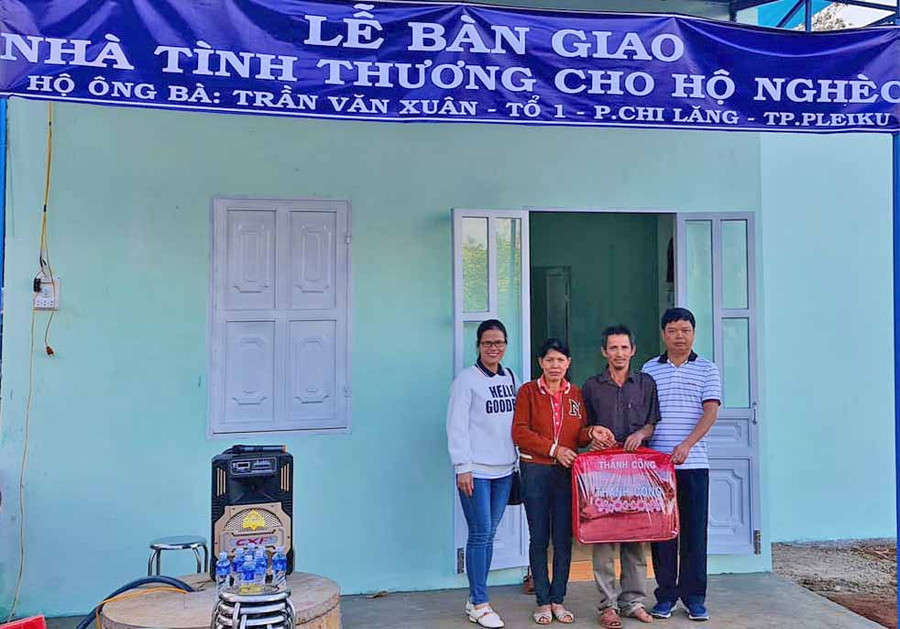 Quang cảnh lễ bàn giao nhà tình thương cho gia đình ông Trần Văn Xuân ở tổ 1, phường Chi Lăng. Ảnh: Hà Phương