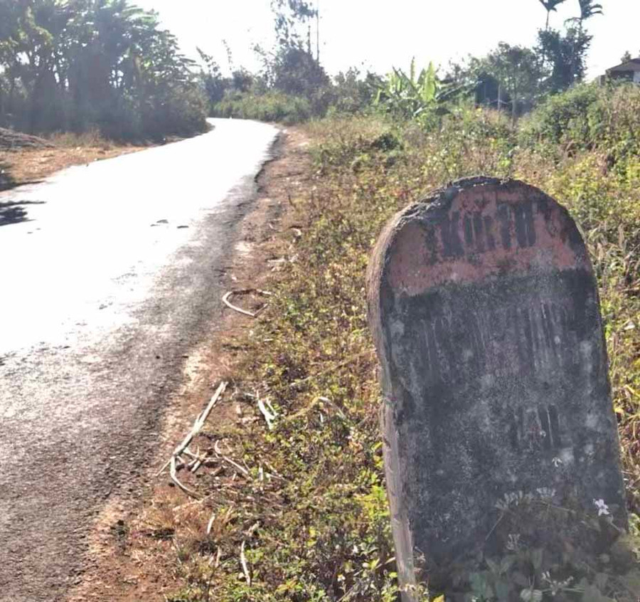Cột km không rõ thông tin. Ảnh: Lam Nguyên Ảnh: Lam Nguyên