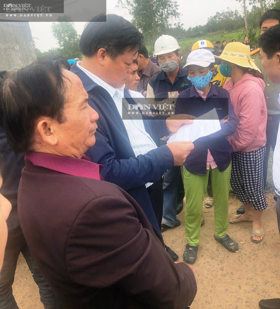 Chủ tịch UBND huyện Phù Mỹ Lê Văn Lịch (người cầm giấy) cùng lãnh đạo huyện, có mặt tại hiện trường để giải quyết.