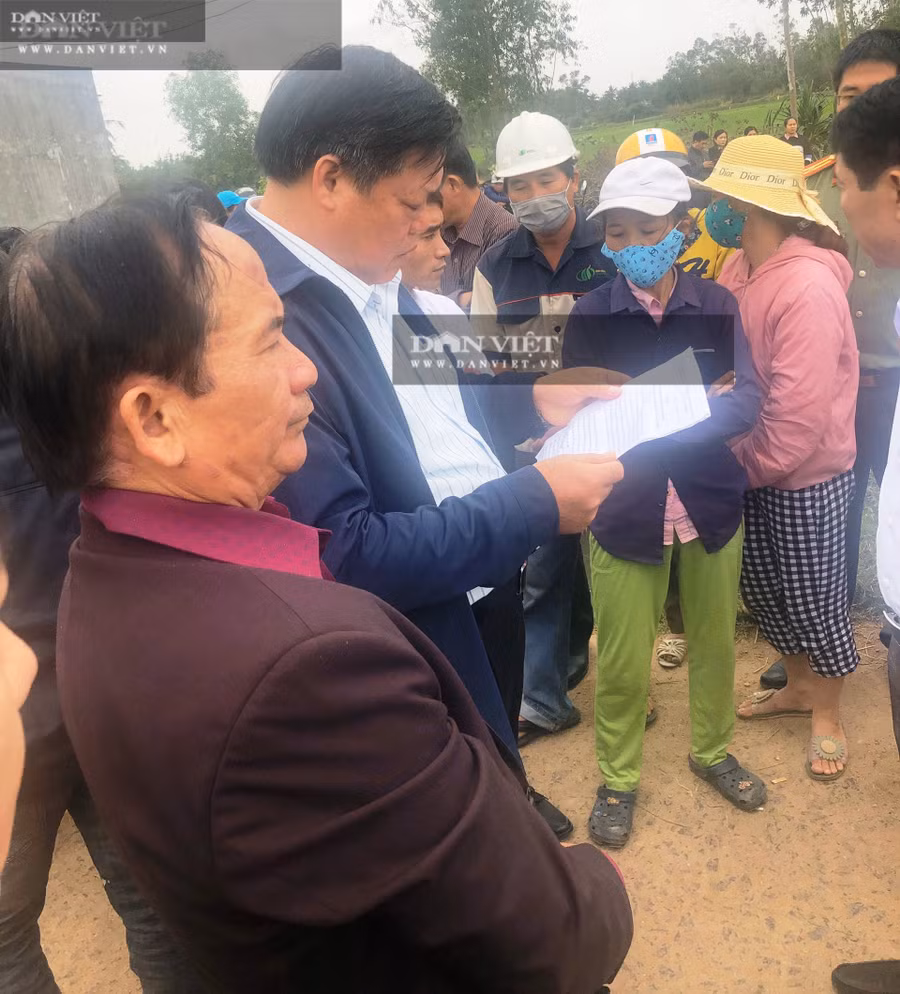 Chủ tịch UBND huyện Phù Mỹ Lê Văn Lịch (người cầm giấy) cùng lãnh đạo huyện, có mặt tại hiện trường để giải quyết.