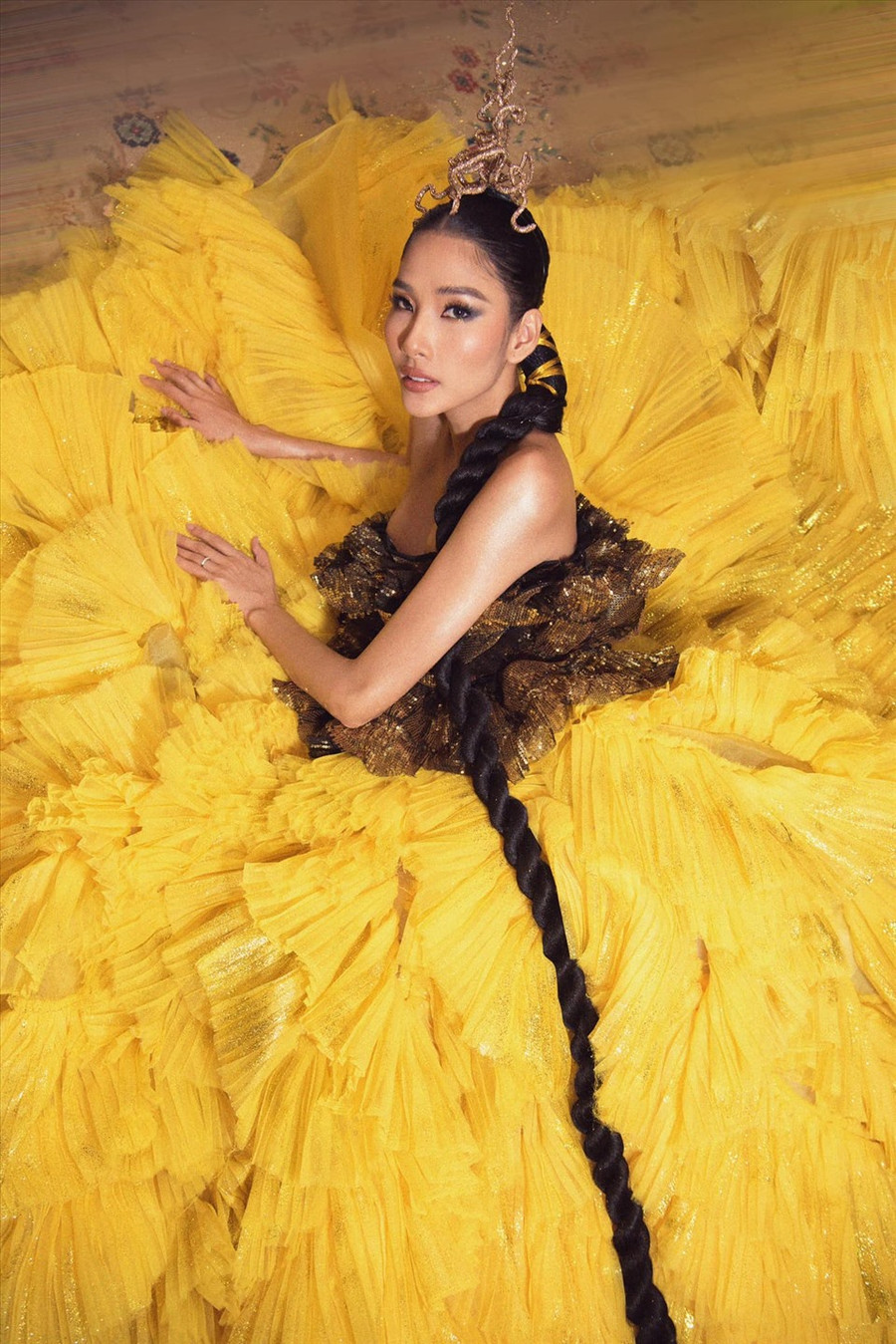 Ở một số tạo hình trong các bức ảnh, Hoàng Thùy khiến khán giả liên tưởng đến đóa mai vàng khổng lồ, rực rỡ khoe sắc thắm.