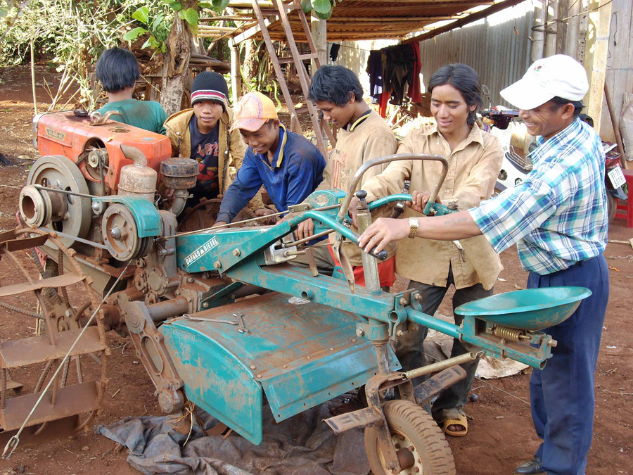 Dạy nghề sửa chữa máy nông nghiệp cho lao động nông thôn. Ảnh: Lương Thanh