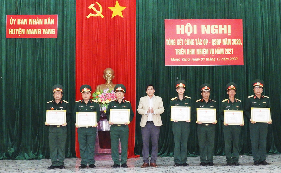 Chủ tịch UBND huyện Mang Yang Lê Trọng tặng giấy khen các cá nhân có thành tích xuất sắc trong công tác quốc phòng-quân sự địa phương năm 2020. Ảnh: Thanh Nhật Chủ tịch UBND huyện Mang Yang Lê Trọng (giữa) tặng giấy khen các cá nhân có thành tích xuất sắc trong công tác quốc phòng quân sự địa phương năm 2020