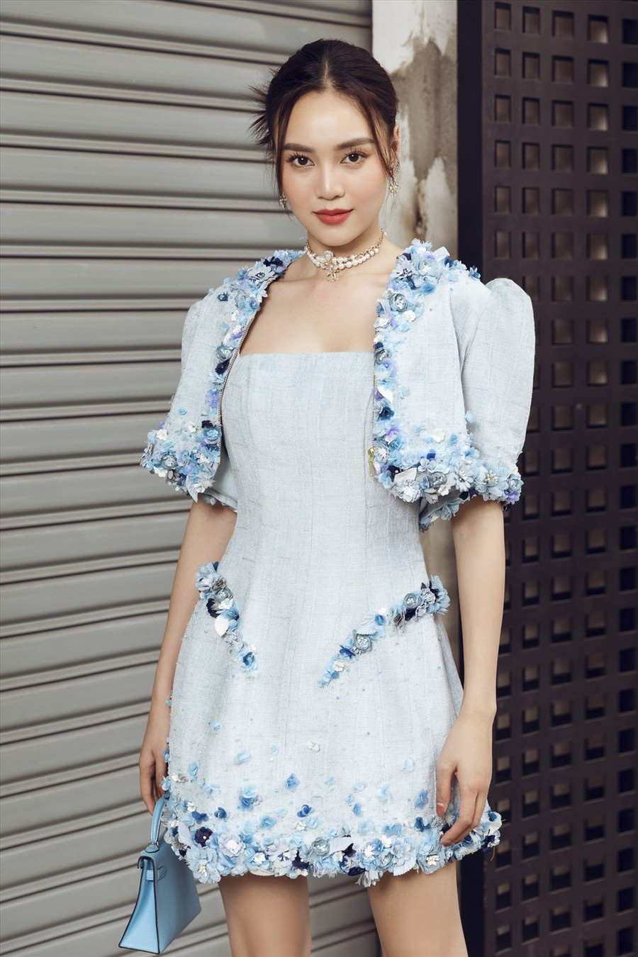 Những chiếc váy ngắn trẻ trung được mix với những áo khoác xinh xắn với form dáng lạ mắt.