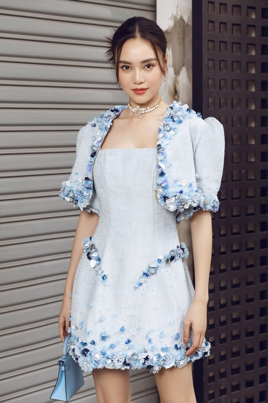 Những chiếc váy ngắn trẻ trung được mix với những áo khoác xinh xắn với form dáng lạ mắt.