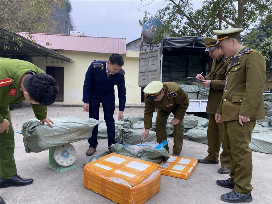 2 tấn nầm lợn không rõ nguồn gốc xuất xứ bị bắt giữ. Ảnh: QLTT