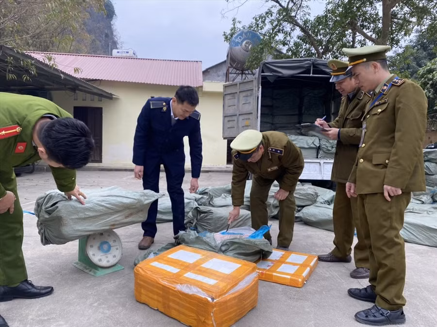 2 tấn nầm lợn không rõ nguồn gốc xuất xứ bị bắt giữ. Ảnh: QLTT