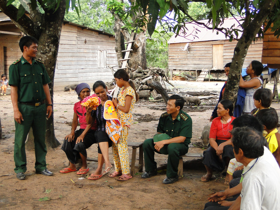 Các đảng viên tổ chức trao đổi thông tin với nhân dân. Ảnh: Vĩnh Hoàng