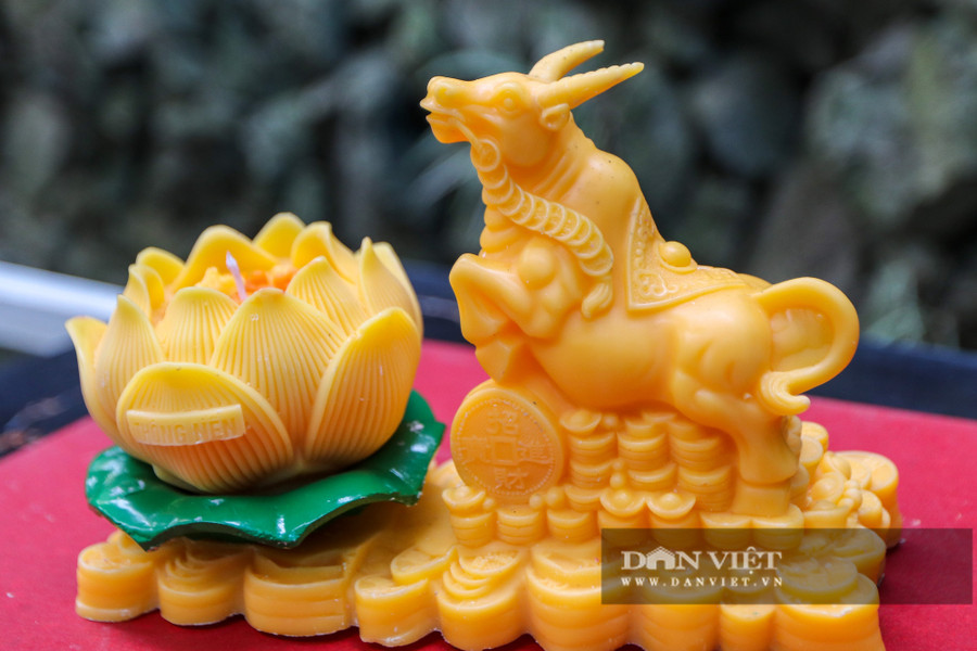 Giá bán lẻ mỗi chiếc nến trâu vàng là 250.000 - 350.000 đồng/sản phẩm, nếu khách mua cả đôi thì sẽ có giá từ 450.000 - 650.000 đồng.