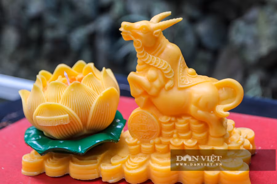 Giá bán lẻ mỗi chiếc nến trâu vàng là 250.000 - 350.000 đồng/sản phẩm, nếu khách mua cả đôi thì sẽ có giá từ 450.000 - 650.000 đồng.