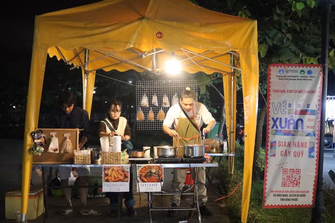 Ngô Võ Cao Minh (bìa phải) cùng các bạn bán hàng kiếm tiền ẢNH: TRẦN THANH THẢO