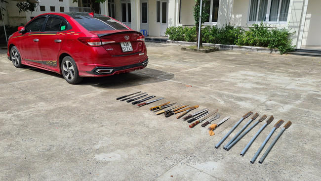 Hung khí công an thu giữ được. Hung khí công an thu giữ được.