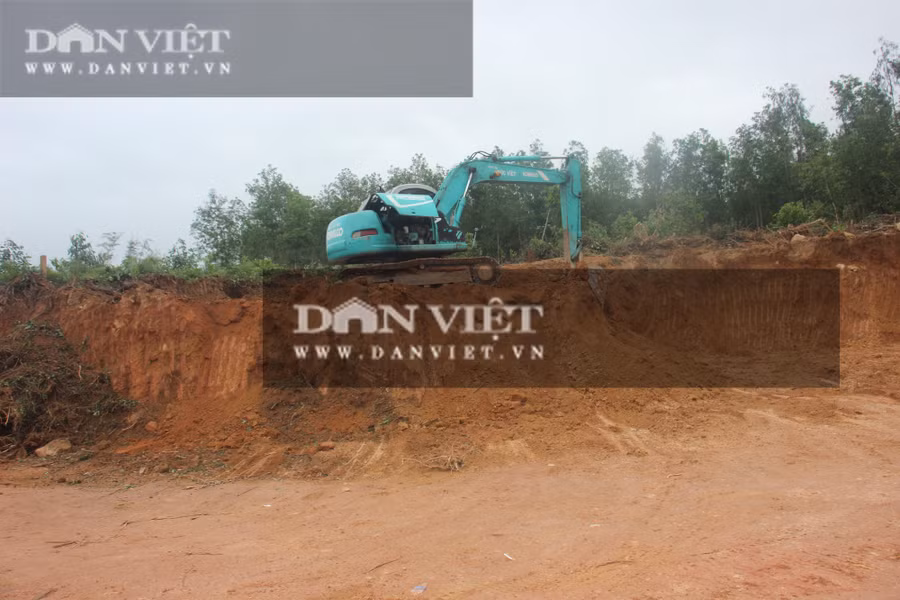 Công ty Đức Việt ngang nhiên huy động phương tiện khai thác đất trái phép tại xã Mỹ Hiệp, huyện Phù Mỹ. Ảnh: Dũ Tuấn.