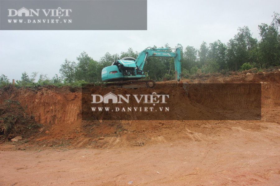 Công ty Đức Việt ngang nhiên huy động phương tiện khai thác đất trái phép tại xã Mỹ Hiệp, huyện Phù Mỹ. Ảnh: Dũ Tuấn.