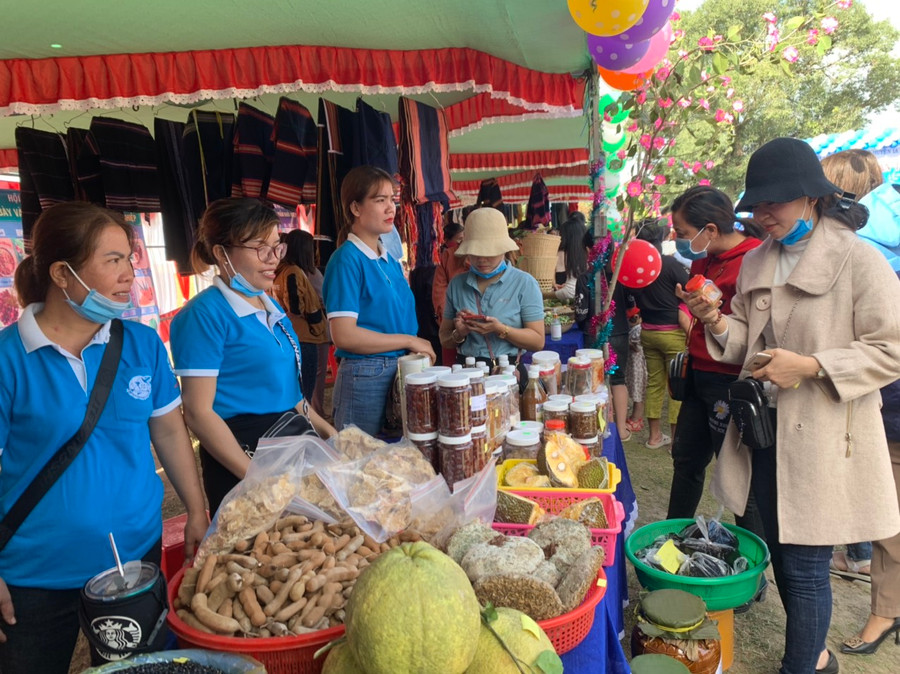 Khách hàng tham quan, mua sắm tại Phiên chợ Tết an toàn. Ảnh: Vũ Chi