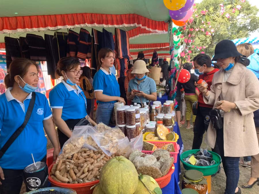 Khách hàng tham quan, mua sắm tại Phiên chợ Tết an toàn. Ảnh: Vũ Chi