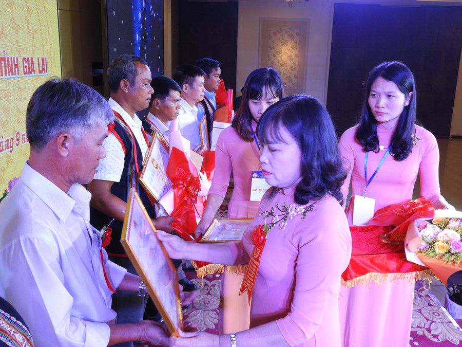 Các cá nhân được Ban Thường trực Ủy ban MTTQ Việt Nam tỉnh khen thưởng về thành tích trong các phong trào thi đua yêu nước. Ảnh: Thanh Nhật Các cá nhân được Ban Thường trực Ủy ban MTTQ tỉnh khen thưởng về thành tích trong các phong trào thi đua yêu nước. Ảnh: Thanh Nhật