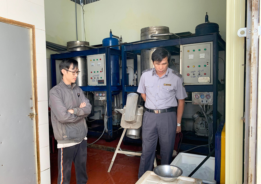 Đoàn kiểm tra tại hộ kinh doanh Nguyễn Hồng Thiên tại 480 Lê Duẩn, TP. Pleiku. Ảnh: Như Nguyện Đoàn kiểm tra tại hộ kinh doanh Nguyễn Hồng Thiên tại 480 Lê Duẩn, TP. Pleiku. Ảnh: Như Nguyện