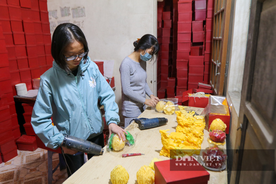 Đón đầu xu hướng Tết Tân Sửu 2021, nghệ nhân Dương Hoàng Thông (Gia Lâm, Hà Nội) đã sáng tạo ra chiếc nến mang hình chú trâu vàng kéo theo thóc gạo, tài lộc, tiền tài về cho gia chủ.