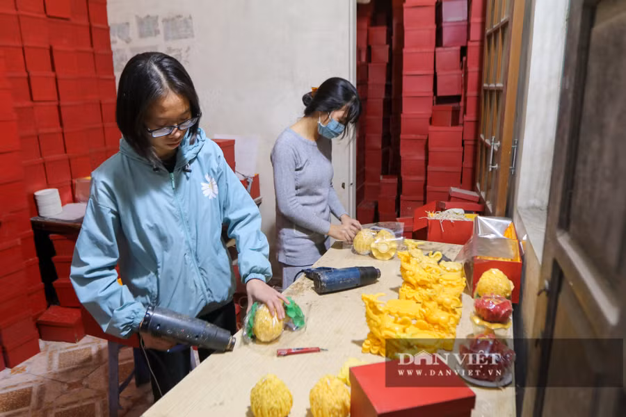 Đón đầu xu hướng Tết Tân Sửu 2021, nghệ nhân Dương Hoàng Thông (Gia Lâm, Hà Nội) đã sáng tạo ra chiếc nến mang hình chú trâu vàng kéo theo thóc gạo, tài lộc, tiền tài về cho gia chủ.