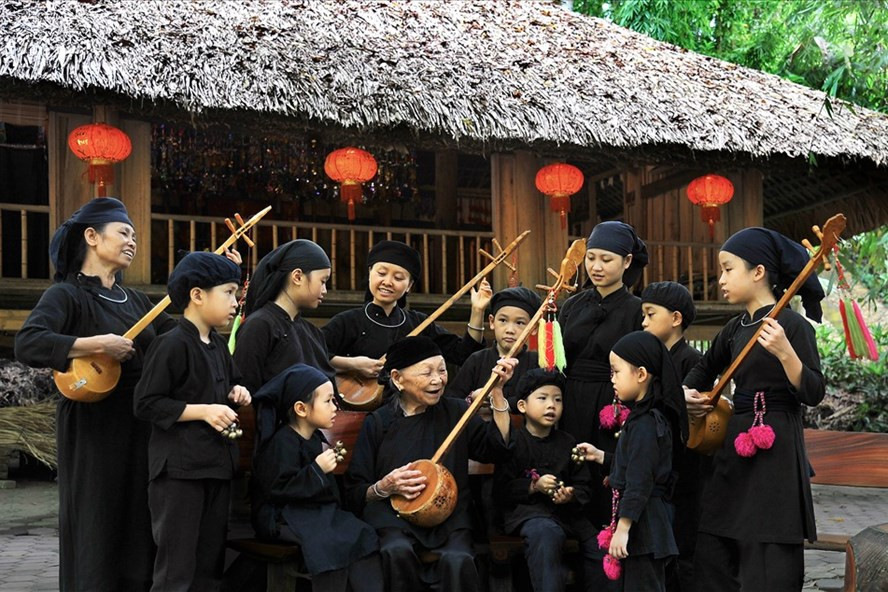 “Giữ gìn bản sắc di sản Hát Then” (Làng nhà sàn Thái Hải, Thái Nguyên). Ảnh: Trần Thị Huyền