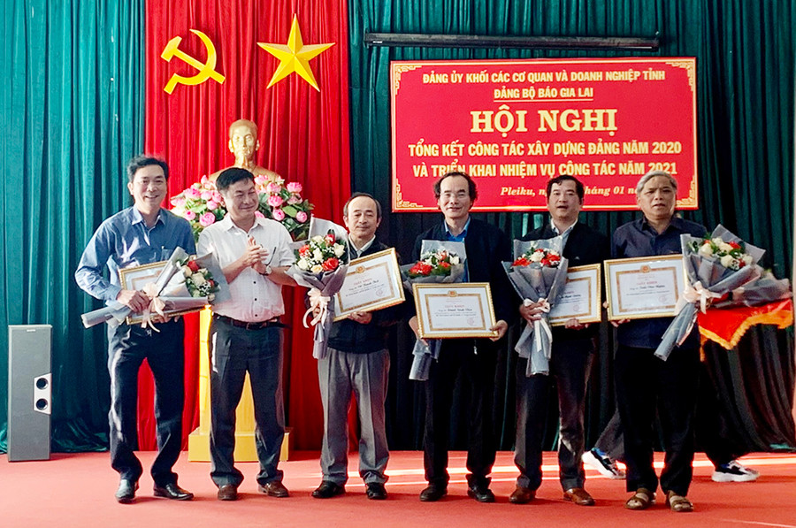 Có 1 tập thể và 5 đảng viên được Đảng ủy Báo Gia Lai tặng giấy khen hoàn thành xuất sắc nhiệm vụ năm 2020. Ảnh: Phương Linh