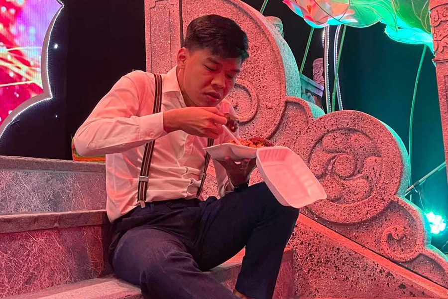 Hình ảnh nam nghệ sĩ trẻ ăn vội bữa ăn tại hậu trường Táo Quân 2021.