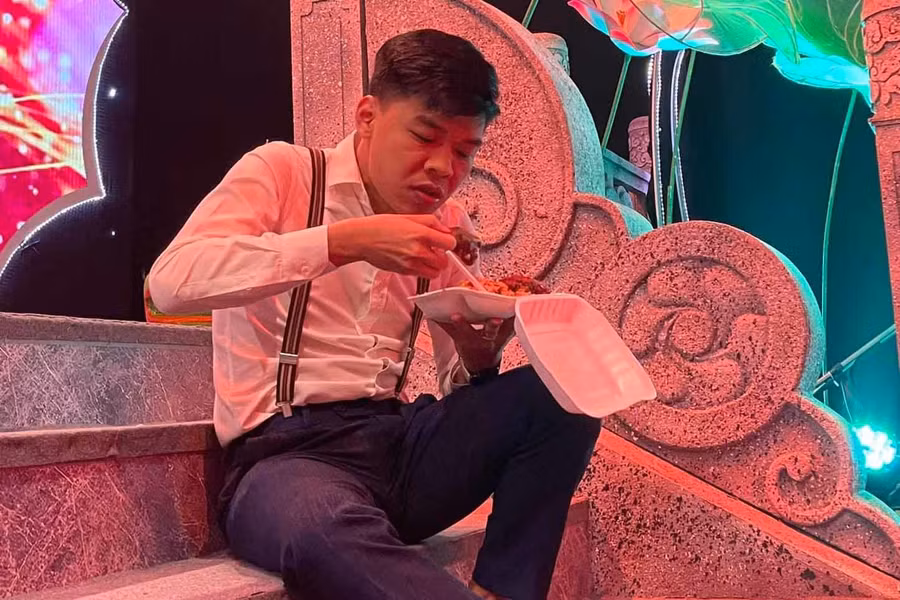 Hình ảnh nam nghệ sĩ trẻ ăn vội bữa ăn tại hậu trường Táo Quân 2021.