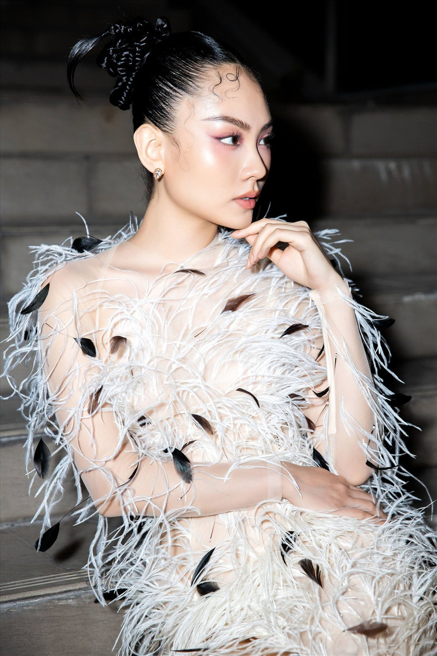 Để tôn được vẻ đẹp của bộ trang phục, Mai Phương chọn tông make up cá tính với mái tóc được tạo hình cầu kỳ lạ mắt.