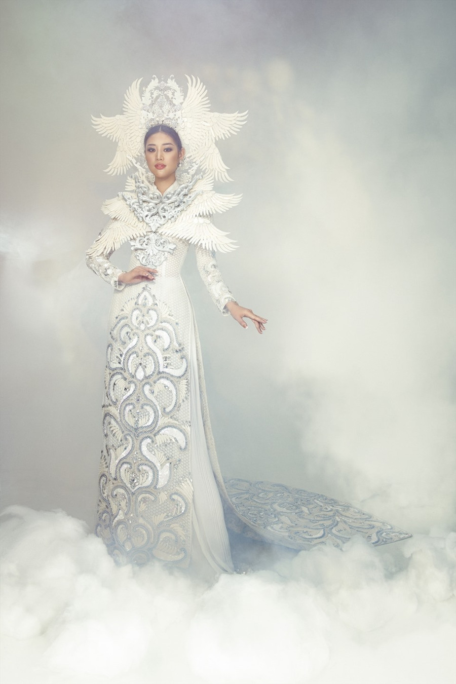 Trong những bộ áo dài bó sát, giúp người đẹp khoe đường cong quyến rũ, gợi cảm nhưng vẫn ở chừng mực nhất định.