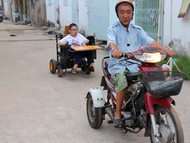  Cha bị liệt bán thân nhưng vẫn đưa Tuấn đến trường suốt 16 năm qua Nguyễn Loan