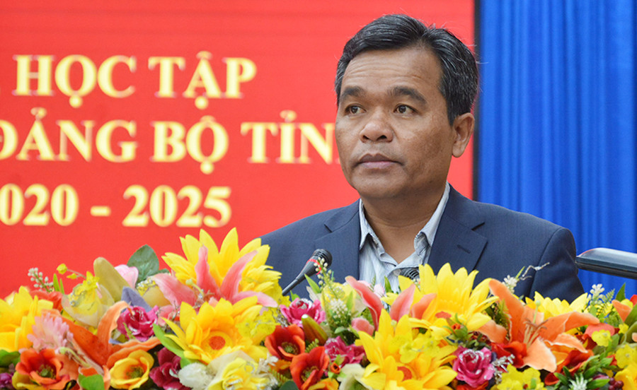 Bí thư Tỉnh ủy Hồ Văn Niên phát biểu khai mạc hội nghị. Ảnh: Anh Huy Bí thư Tỉnh ủy phát biểu khai mạc hội nghị. Ảnh: Anh Huy