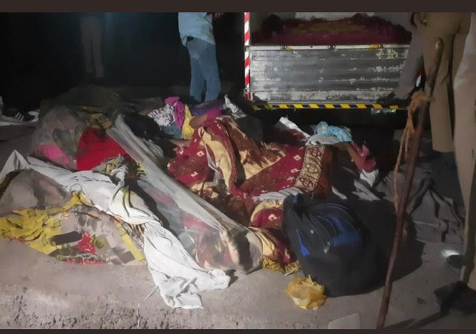 Đang nằm ngủ, 15 người bị xe ben cán chết. Ảnh: Twitter