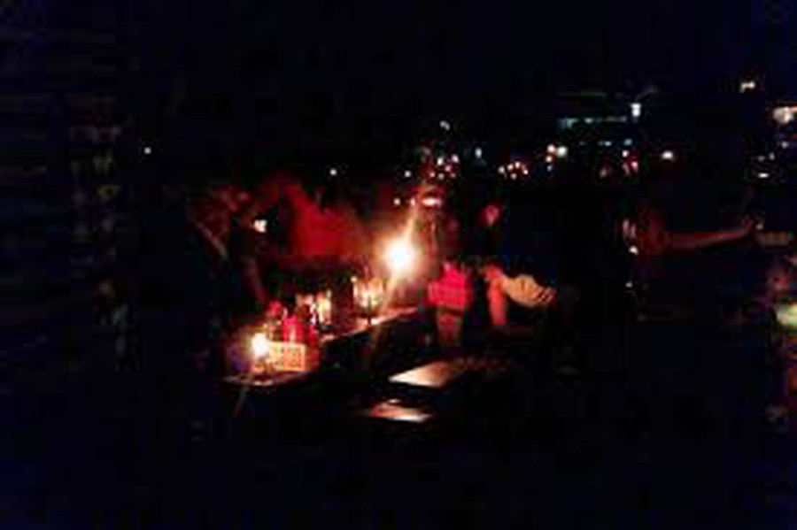  Dưới ngọn đèn dầu này, chúng tôi ngồi học bài say mê. Bao chân trời mở ra qua những trang sách đời, trang sách cuộc sống… Ảnh: Trịnh Hiệp