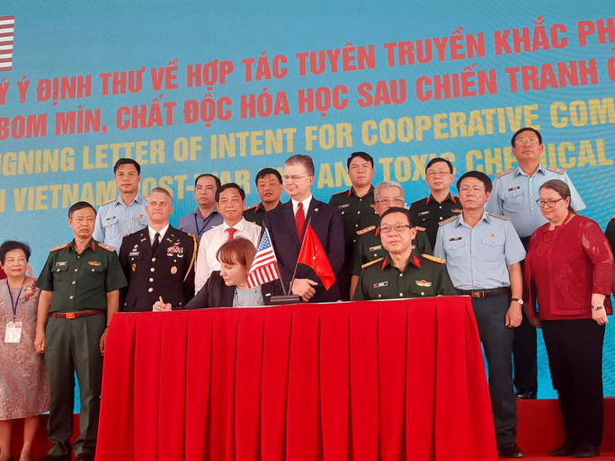 Đại diện Việt Nam và Mỹ ký kết các chương trình hợp tác Đại diện Việt Nam và Mỹ ký kết các chương trình hợp tác